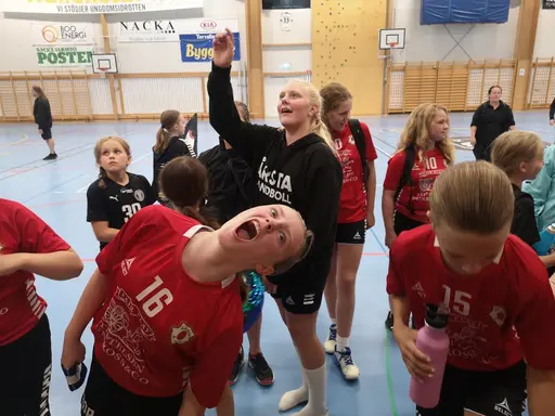 Bilder från lördagens matcher i Orminge sporthall. Längst ned till höger -samling efter match