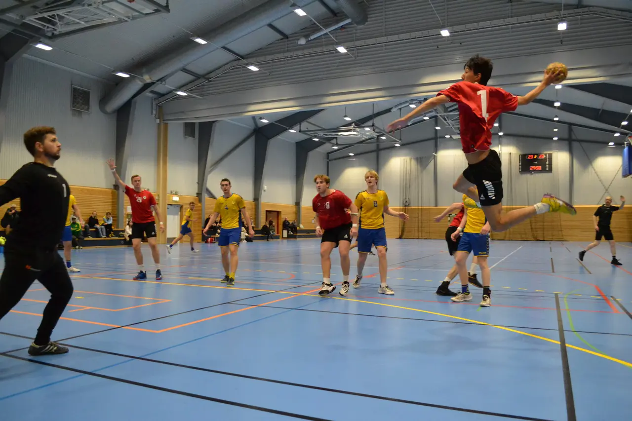 William Åkerström sätter 24-23 med 10 sekunder kvar. Foto: Per Nordqvist.