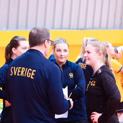 Fanny och Clara nere i Spanien med DU17-landslaget. Foto: Handboll i fokus