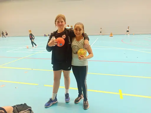 Bilder från bussresa & bowling (upp till vä), Träning pågår (uppe i mitten), Måltidshäng (uppe till hö), Vilma och Lya deltog på målvaktsträning (nere till vä), Spelarhäng (nere till hö)