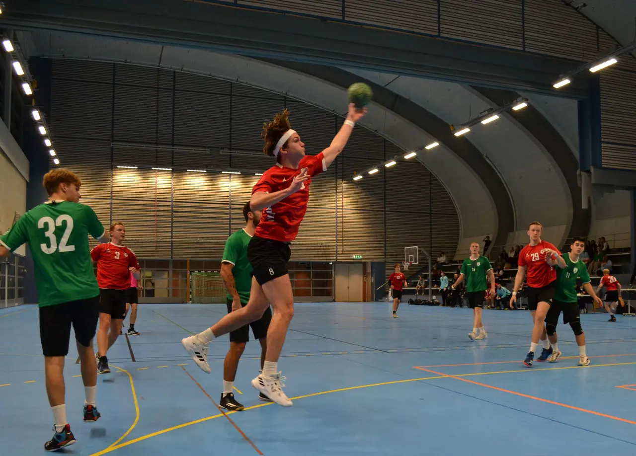 Hampus Lowden reducerar till 29-30 med 3:30 kvar att spela. Foto: Per Nordqvist.