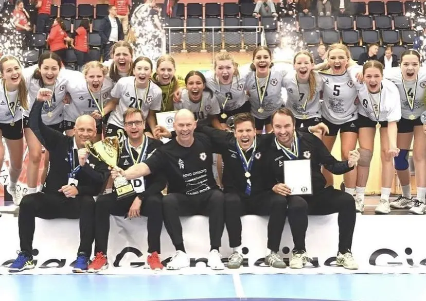 Svenska mästarinnorna tillsammans med tränarstaben; Conny Forsgren, Mikael Vesterlund, Tomas Ryde, Mårten Asplund och Per Jonsén.