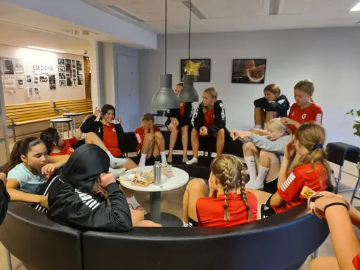 Bilder från bussresa & bowling (upp till vä), Träning pågår (uppe i mitten), Måltidshäng (uppe till hö), Vilma och Lya deltog på målvaktsträning (nere till vä), Spelarhäng (nere till hö)