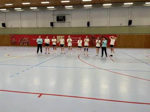 Amanda lägger in ett kantskott
