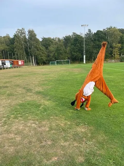 "Toffe Lindvalpsson" föreningens egna maskot tycker också om gymnastik