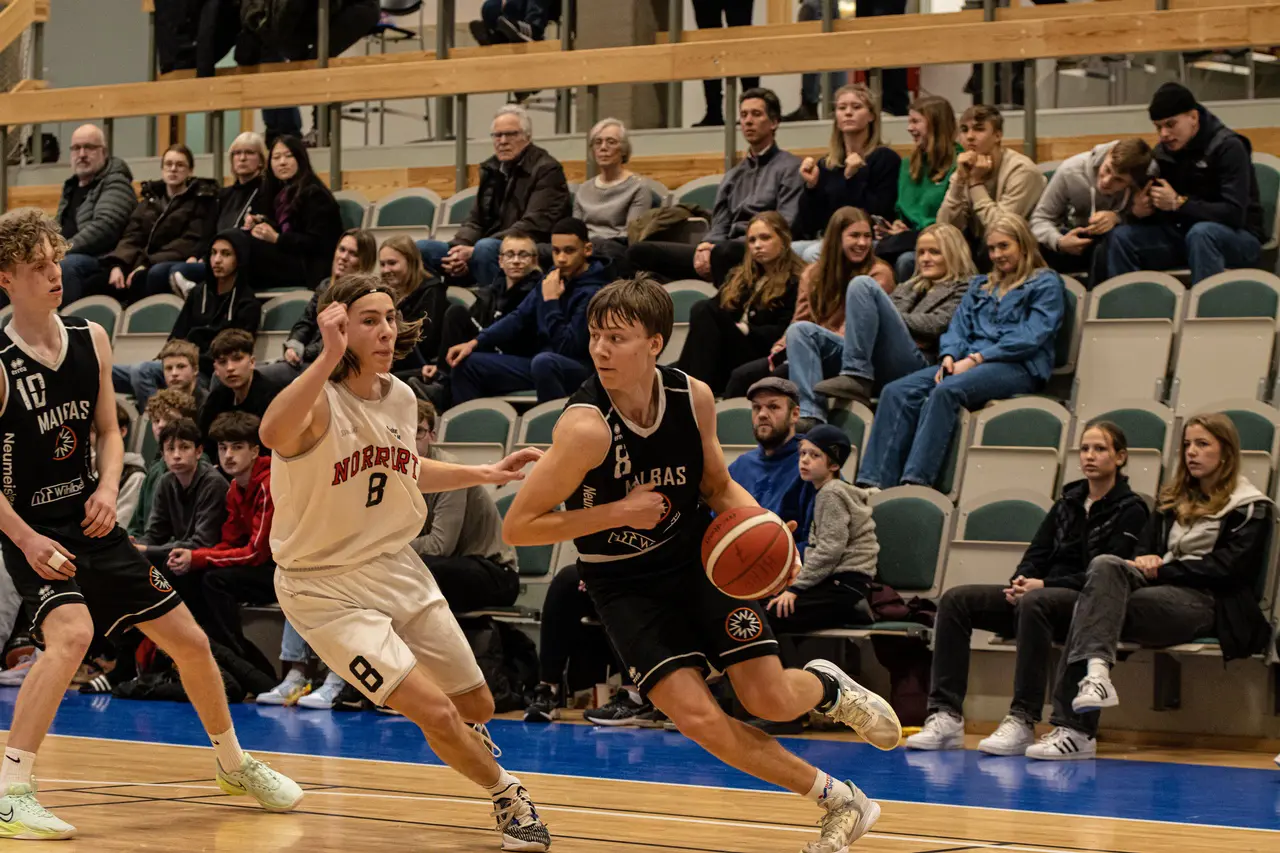 Vidar Pihlsgård attackerar. Foto: Joel Rosén.