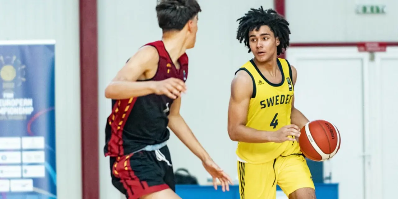 Elliot Cadeau i U18-EM i somras. Foto. FIBA