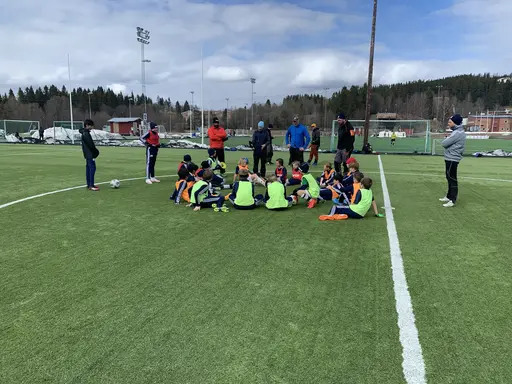 Tränarna ger instruktioner inför matchspel.