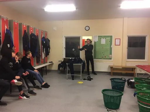 Pontus visar lite praktiska moment  som placeringar mm och Rolf håller lite teori om regler och matchledarskap.