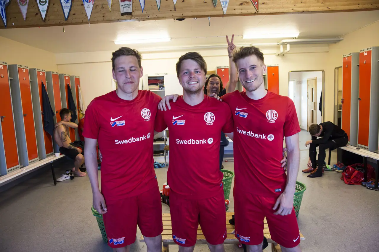 Glada målskyttar.frv. Henrik Ahlberg 1-0,Simon Renblad 2-0, och 3-0 nickade Linus Falk in. FOTO:ULF RYD