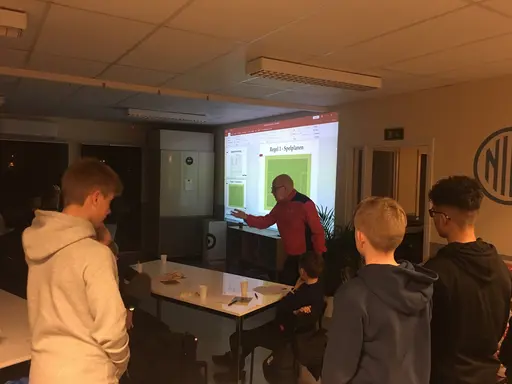Pontus visar lite praktiska moment  som placeringar mm och Rolf håller lite teori om regler och matchledarskap.