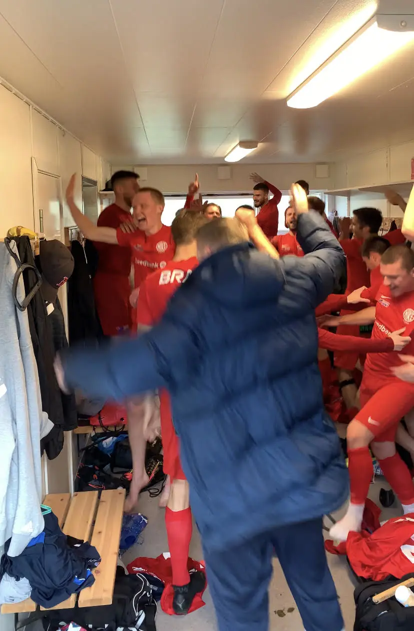 Glädjen i omkl rummet efter vinsten