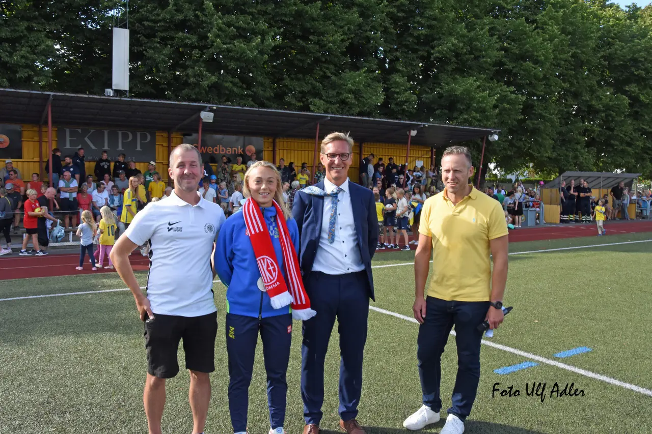 Pål Pullen Ordförande GIF Nike - Hanna Bennison OS-medaljör - Robert Wenglen Kommunstyrelsens Ordförande - Sebastian Merlöv 2:e vice ordförande i Kultur- och fritidsnämnden. Foto: Ulf Adler