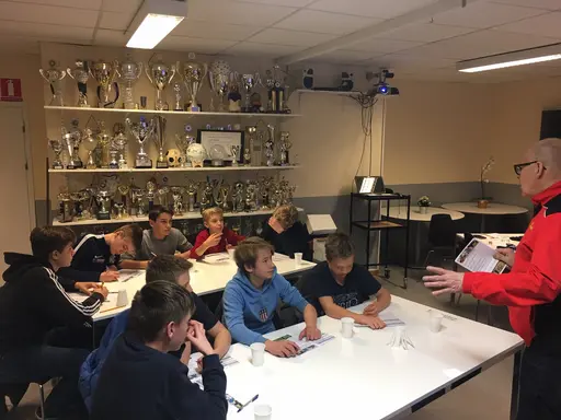  På bilderna syns Skånes FF´s Rolf Brandt köra teori med halv grupp och Distriktsdomare Pontus Adler köra lite praktik med halv grupp.