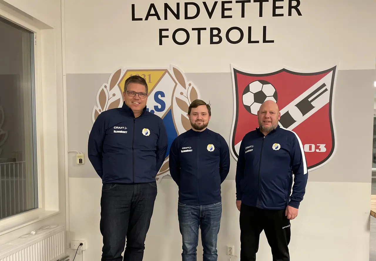 Joakim Lindén Johansson flankeras av föreningens ordförande Emil Engvall (v) och Morgan Johansson (h)