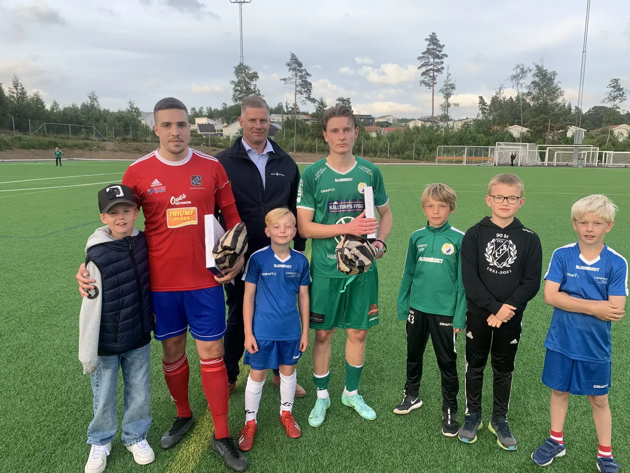Niklas Andersson från Din Bil (Grafiska Vägen) fanns på plats och delade ut pris till matchens lirare