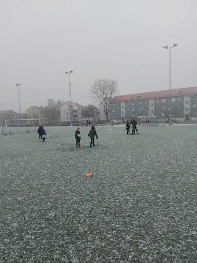 Träning på fjärdingsplan när snön kom samt STOR möte i föräldragruppen ! 