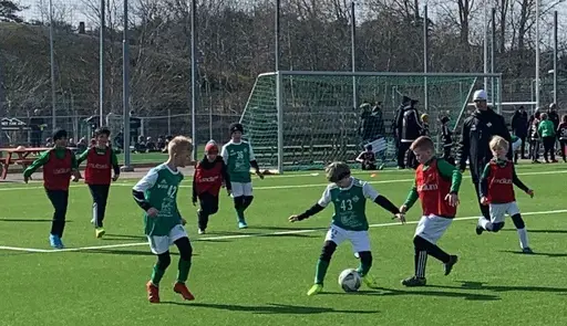 Notera vi har röda västar i match bilden