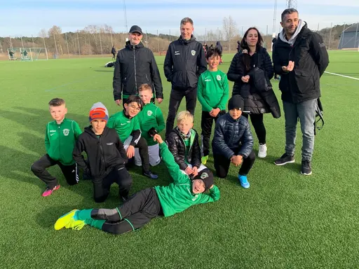 Notera vi har röda västar i match bilden