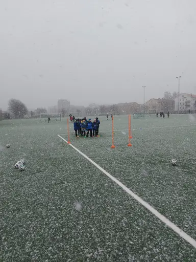 Träning på fjärdingsplan när snön kom samt STOR möte i föräldragruppen ! 