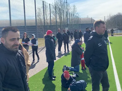 Notera vi har röda västar i match bilden