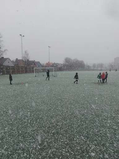 Träning på fjärdingsplan när snön kom samt STOR möte i föräldragruppen ! 