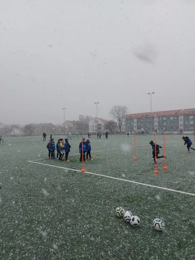 Träning på fjärdingsplan när snön kom samt STOR möte i föräldragruppen ! 