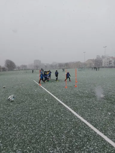 Träning på fjärdingsplan när snön kom samt STOR möte i föräldragruppen ! 
