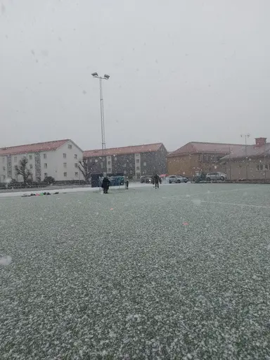 Träning på fjärdingsplan när snön kom samt STOR möte i föräldragruppen ! 