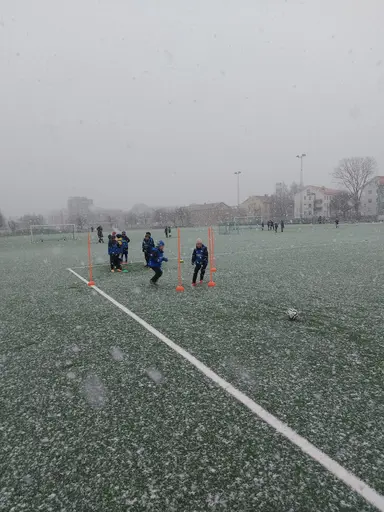 Träning på fjärdingsplan när snön kom samt STOR möte i föräldragruppen ! 