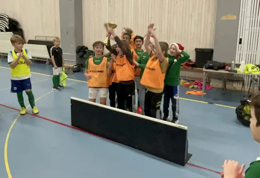 Diagon Blaze FC lyfter pokalen!