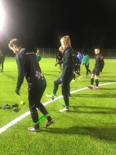 Glädje och hårt arbete i vacker harmoni under ett träningspass i Mörarp i januari.