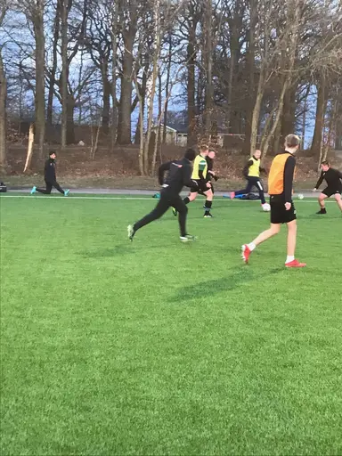 Full fart på träningen ikväll, 26 spelare och 1 bänk, vem får nöta den i år?