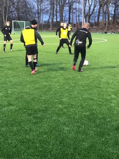 Full fart på träningen ikväll, 26 spelare och 1 bänk, vem får nöta den i år?