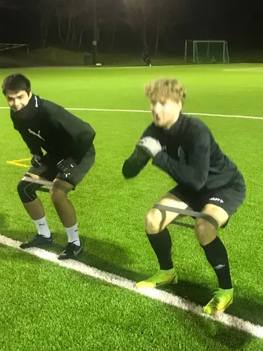 Glädje och hårt arbete i vacker harmoni under ett träningspass i Mörarp i januari.
