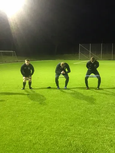 Glädje och hårt arbete i vacker harmoni under ett träningspass i Mörarp i januari.