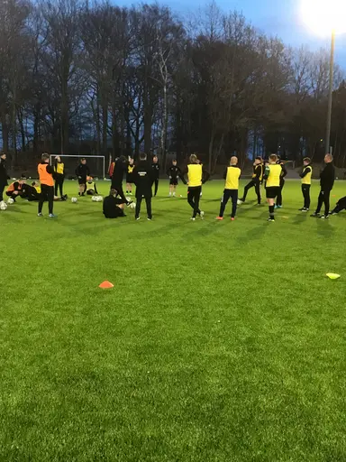 Full fart på träningen ikväll, 26 spelare och 1 bänk, vem får nöta den i år?