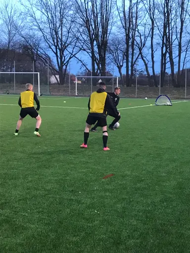 Full fart på träningen ikväll, 26 spelare och 1 bänk, vem får nöta den i år?