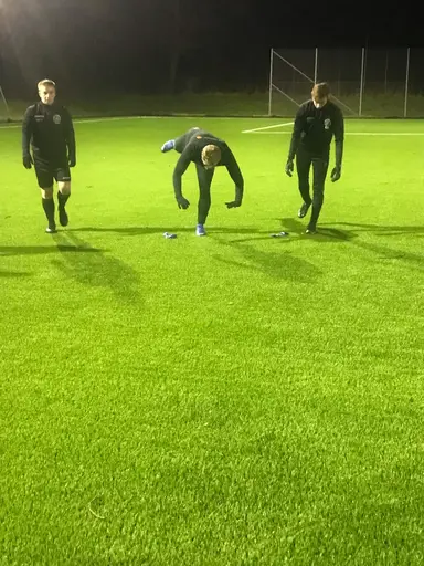 Glädje och hårt arbete i vacker harmoni under ett träningspass i Mörarp i januari.