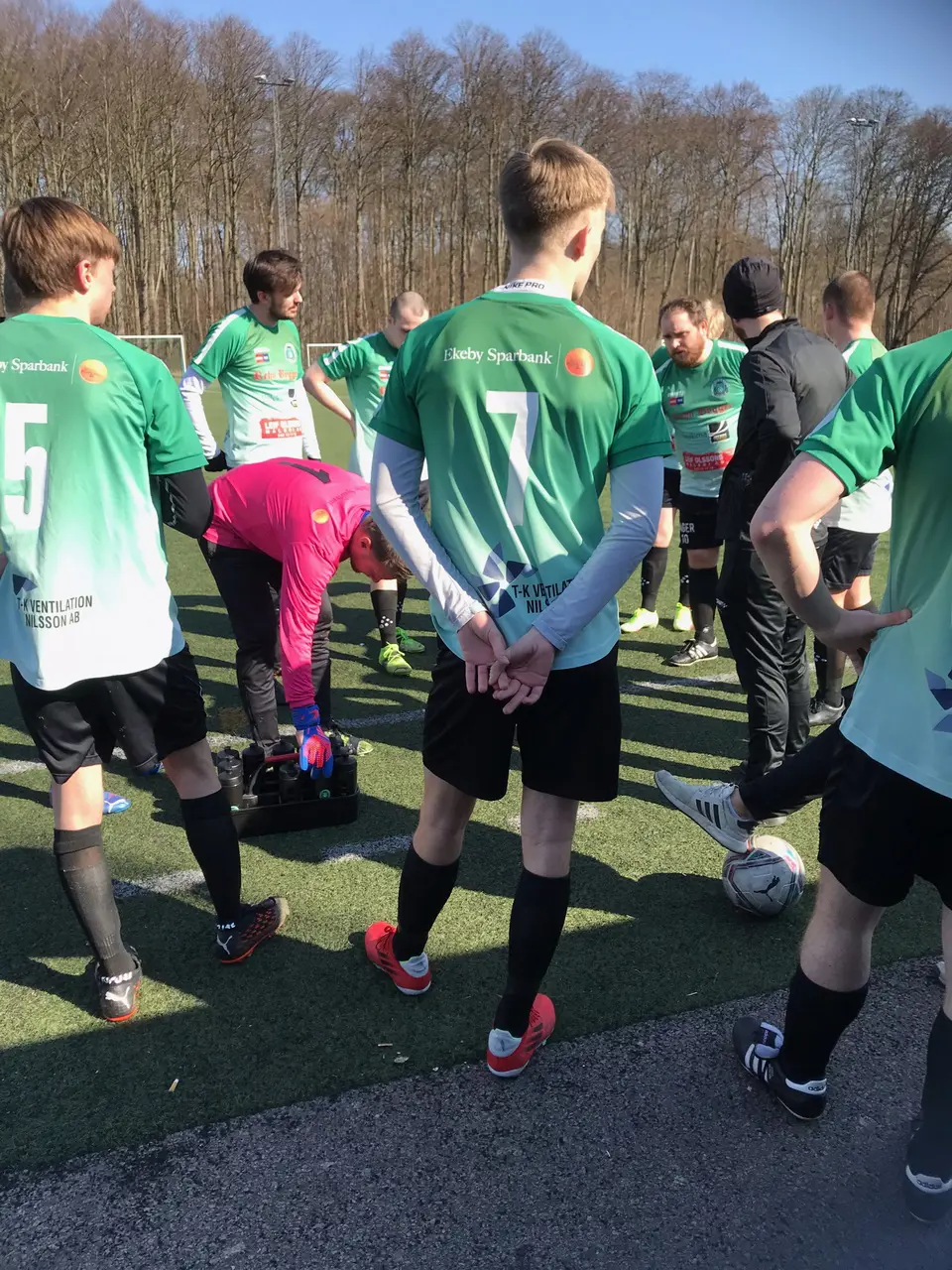 Taktiksnack innan matchstart.