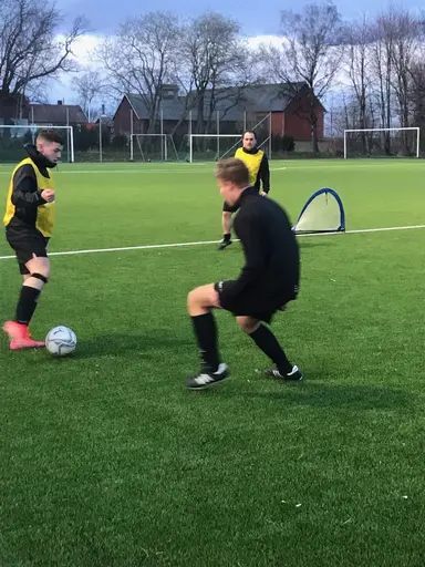Full fart på träningen ikväll, 26 spelare och 1 bänk, vem får nöta den i år?