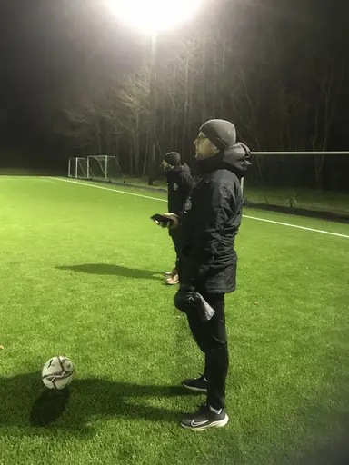 En frusen massör fotograferar taggade spelare.