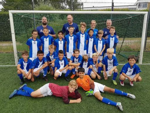 Två av truppens lag tillsammans i samband med söndagens seriematcher.