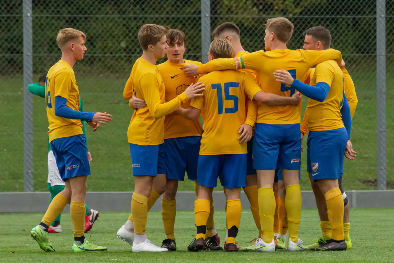 Martin Flou kramas om efter sitt 1-2 mål.
