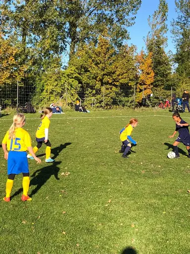 Det här året är tjejerna 7-8 år gamla och de spelar fortfarande 5-manna
