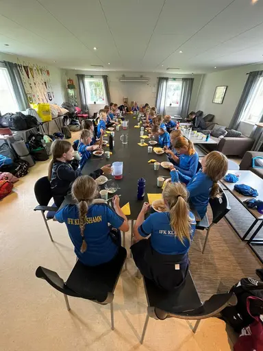 Grymt trevlig första fotbollsläger med tjejerna på "himmaplan" i Klagshamn. Bra träningsfokus blandat med roliga aktiviteter och gruppövningar.