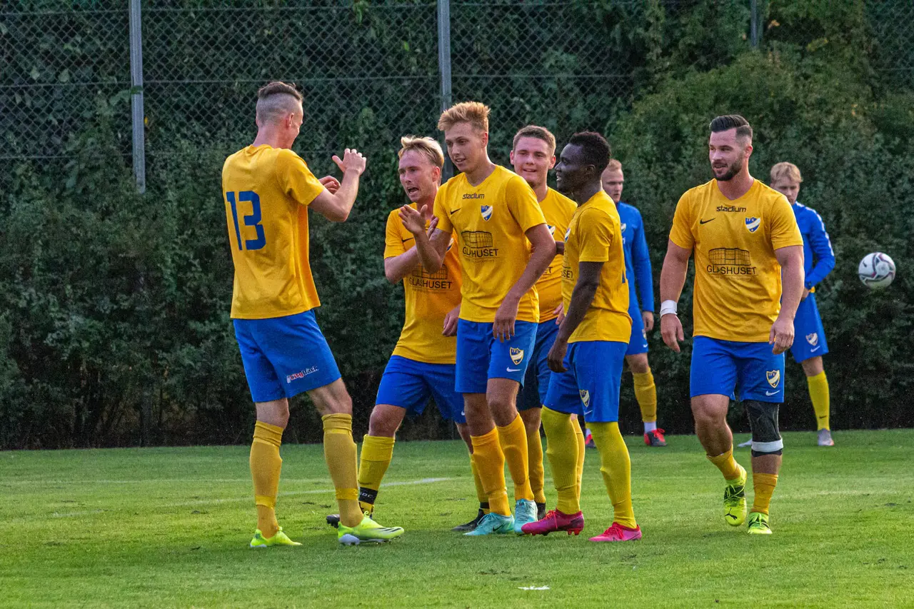 Oskar Melldén har precis nickat in 0-2 till IFK.