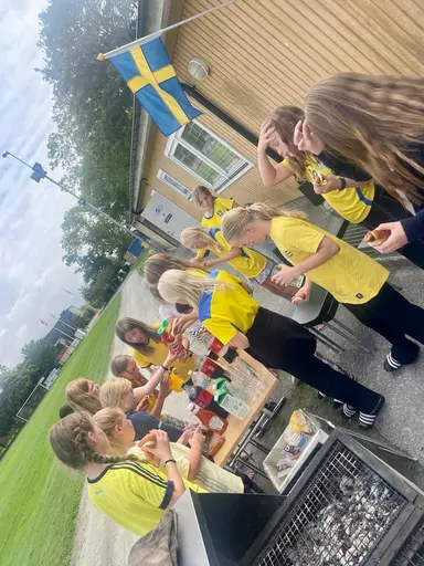 Grymt trevlig första fotbollsläger med tjejerna på "himmaplan" i Klagshamn. Bra träningsfokus blandat med roliga aktiviteter och gruppövningar.
