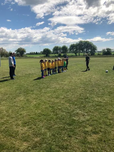 Det här året är tjejerna 7-8 år gamla och de spelar fortfarande 5-manna