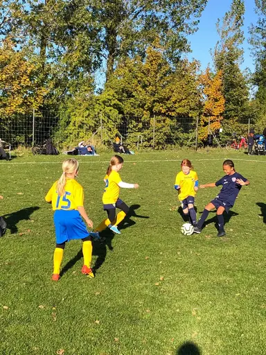 Det här året är tjejerna 7-8 år gamla och de spelar fortfarande 5-manna